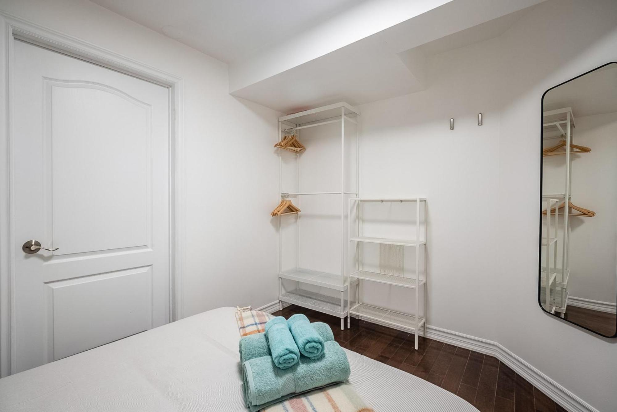Basement Suite With Private Patio In Davenport Toronto Ngoại thất bức ảnh