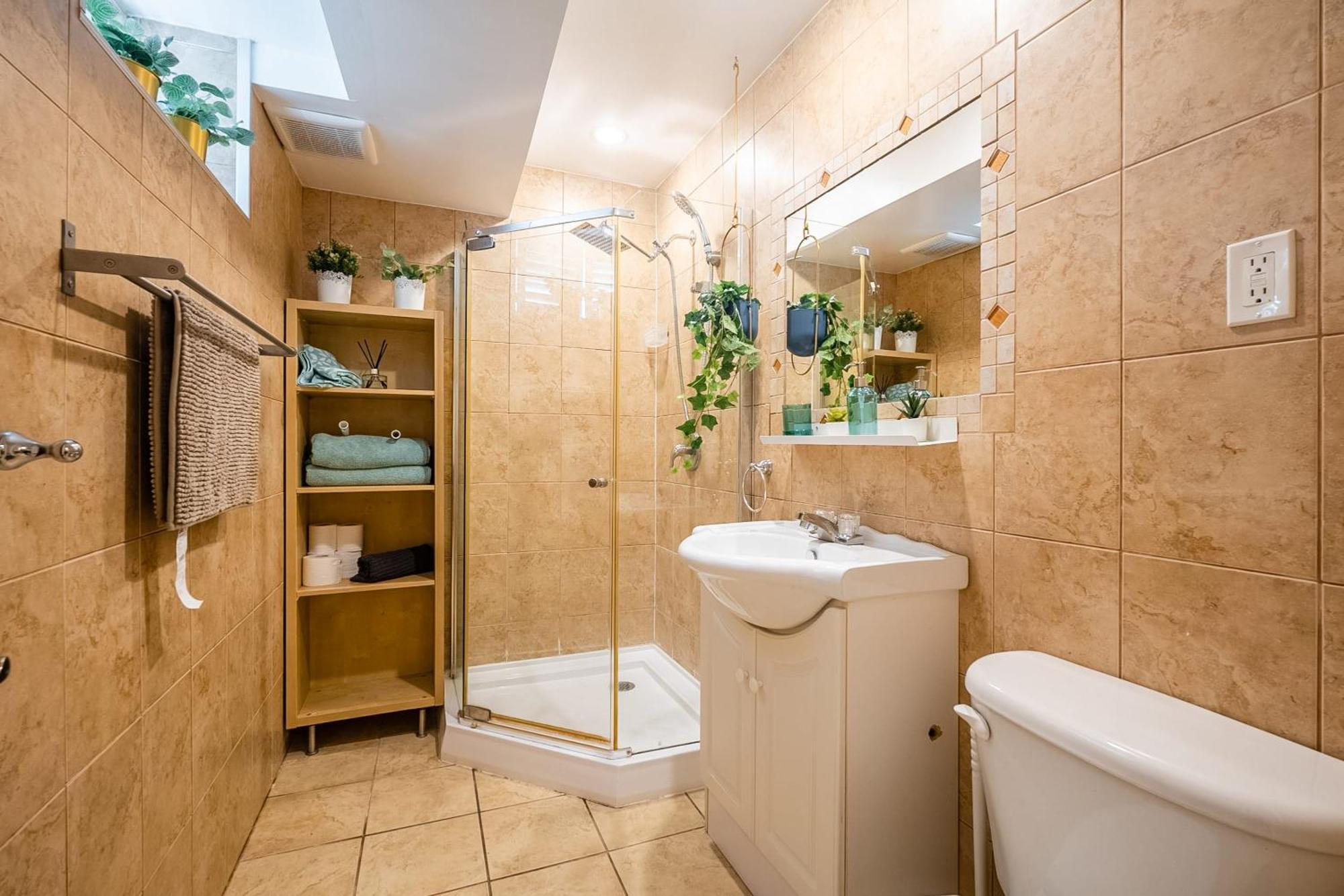 Basement Suite With Private Patio In Davenport Toronto Ngoại thất bức ảnh